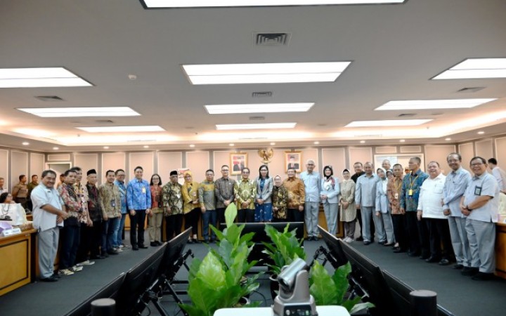 Sekretaris Jenderal DPR RI, Indra Iskandar dalam foto bersama usai acara pelepasan 6 pegawai purna bakti di lingkungan Setjen DPR RI pada Kamis (4/1/2024).