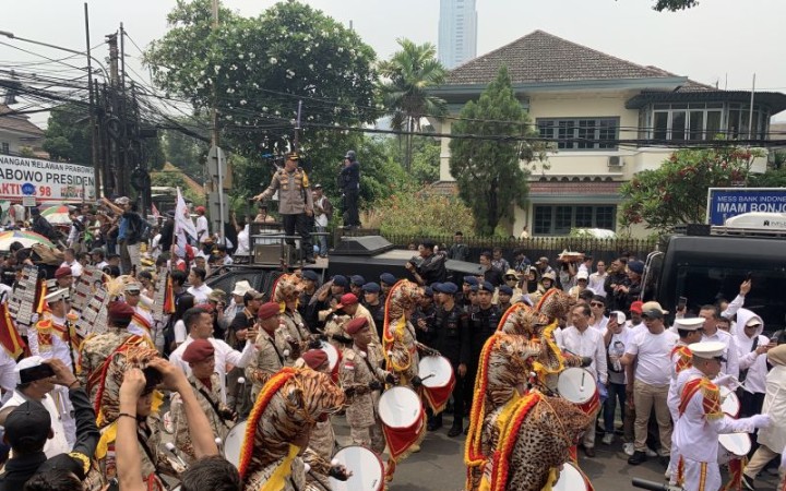 Drumben iringi kedatangan Prabowo-Gibran ke Kantor KPU RI, Jakarta, Rabu (25/10/2023). (foto: gemapos/ antara)