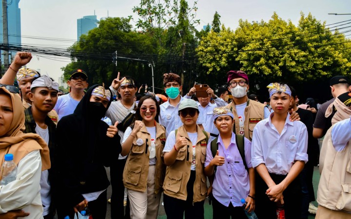 Sekjend semeton prabowo, Devy (tengah memakai topi) bersama anggota lainnya saat mengantar Prabowo - agibran mendaftar ke KPU Ri, Rabu (25/10/2023)