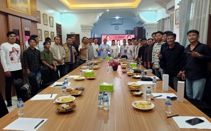 Relawan Semeton Prabowo bertemu dengan Ketua Harian TKD Prabowo-Gibran Sulawesi Tenggara, Senin (4/12/2023) malam. (gemapos/semetonprabowo).