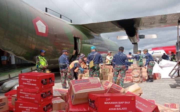 Proses pemindahan bantuan sosial dari Panglima TNI Laksamana Yudo Margono di Timika, Kabupaten Mimika, Provinsi Papua Tengah (foto: ant)