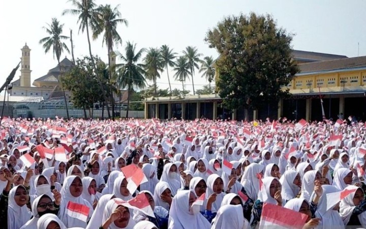 Ribuan santri Ponpes Salafiyah Syafi'iyah Sukorejo Situbondo, Jawa Timur, upacara Hari Santri Nasional 2023. Minggu (22/10/2023). (foto: gemapos/ antara)