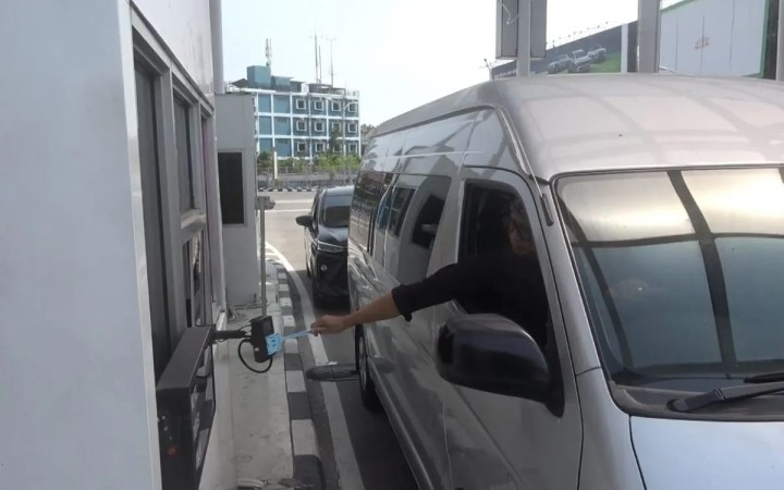 Pengguna Bandara I Gusti Ngurah Rai saat mencoba sistem pembayaran parkir tanpa awak, Denpasar, Kamis (9/11/2023). (foto: gemabali/ antara)