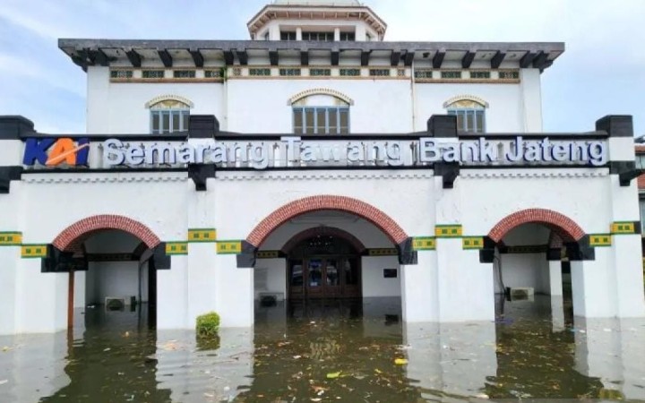 Banjir merendam Stasiun Tawang Semarang, Kamis. (foto: gemapos/antara)