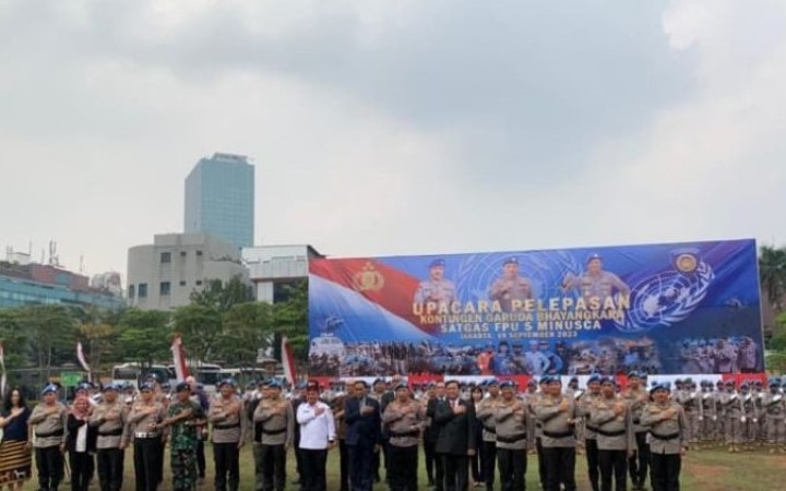 Kapolri Jenderal Pol. Listyo Sigit Prabowo (tengah) foto bersama usai apel pelepasan pasukan perdamaian Garuda Bhayangkara FPU 5 yang bertugas di Afrika Tengah, pada Selasa (19/9/2023). (gemapos/ant)