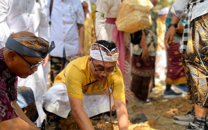 PHDI Pusat dan Tokoh Agama Hindu melakukan matur piuning dan nuasen karya di lokasi Pura IKN (foto: PHDI Pusat)