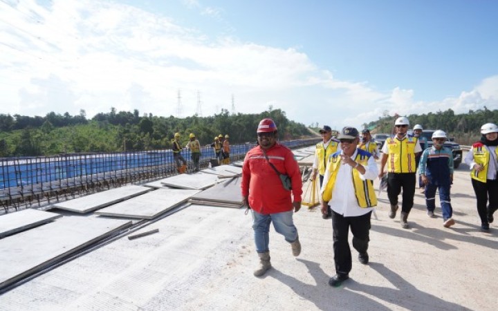 Menteri PUPR, Basuki Hadimuljono meninjau progres pembangunan akses jalan tol menuju Kawasan Inti Pusat Pemerintahan (KIPP) IKN Nusantara. (gemapos/PUPR) (gemapos