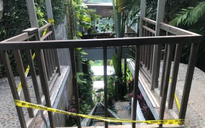 Petugas memasang garis polisi di sekitar tempat terjatuhnya lift Ayu Terra Resort Ubud, Bali, Senin (4/9) yang mengakibatkan lima orang karyawan meninggal dunia (foto: gemabali/ antara)