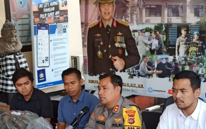Kepala Kepolisian Resor Gianyar, AKBP Ketut Widiada (tengah), memberikan keterangan terkait penetapan tersangka tragedi lift maut Ayu Terra Resort Ubud di Mapolres Gianyar, Bali, Selasa (foto: gemabali/ antara)