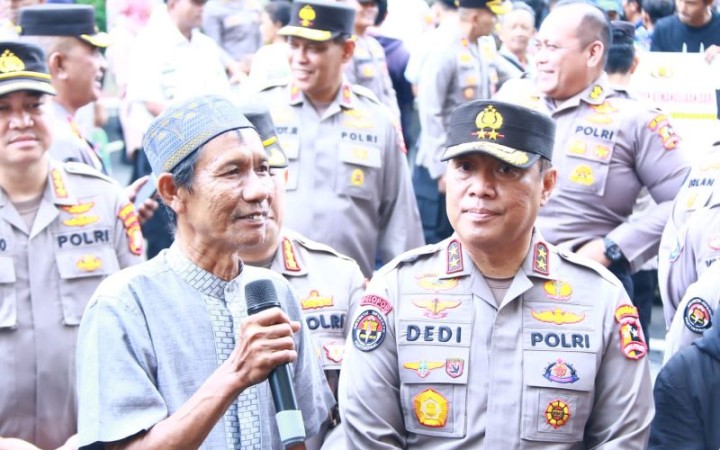 Kepala Divisi Humas Polri Irjen Pol. Dedi Prasetyo didampingi warga penerima bantuan sosial Kapolri memberikan keterangan kepada wartawan di Mako Polres Metro Jakarta Selatan, Rabu (29/3/2023)