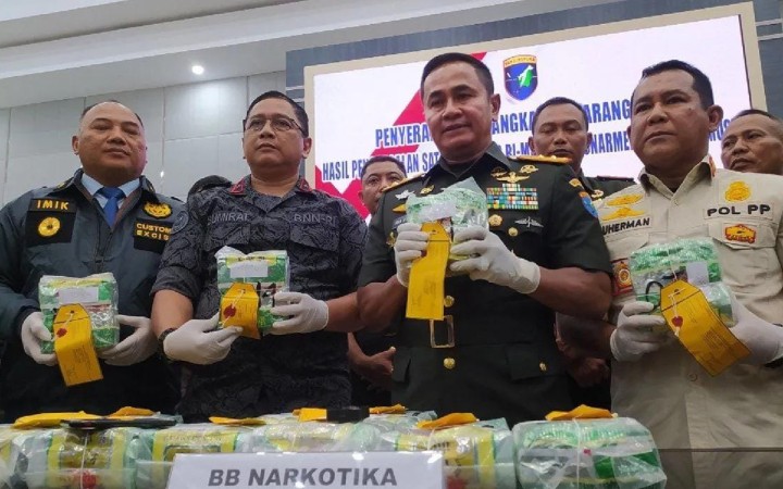 Pangdam XII Tanjungpura Mayjen TNI Iwan Setiawan menyerahkan barang bukti narkoba jenis sabu bersama tersangka yang merupakan hasil pengungkapan penyeludupan narkoba di sepanjang perbatasan Indonesia-Malaysia (foto: gemapos/ antara)