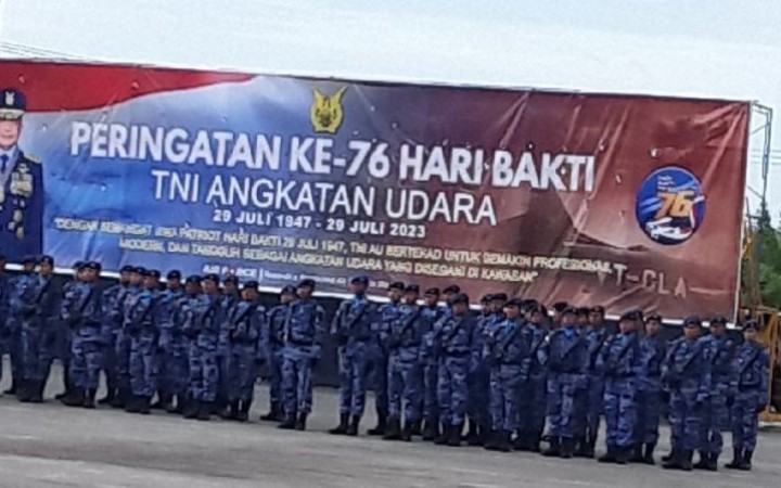 Upacara hari Bakti TNI AU ke-76 di Skuadron Udara 27 Biak dipimpin Inspektur Upacara Pangkoopsud III Biak Marsekal Muda TNI Donald Kasenda, Sabtu (29/7). (foto: ant)