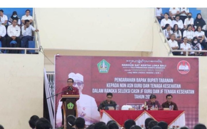 Bupati Tabanan Gede Sanjaya saat memantau proses rekrutmen ASN di Tabanan, Bali, Rabu (foto: gemabali/ antara)