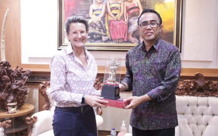 Wali Kota Denpasar, Bali, I Gusti Ngurah Jaya Negara saat menerima kunjungan Konsulat Jenderal Australia untuk Bali, NTB dan NTT Jo Stevens di Denpasar, Selasa (14/11/2023).  (foto: gemabali/antara)