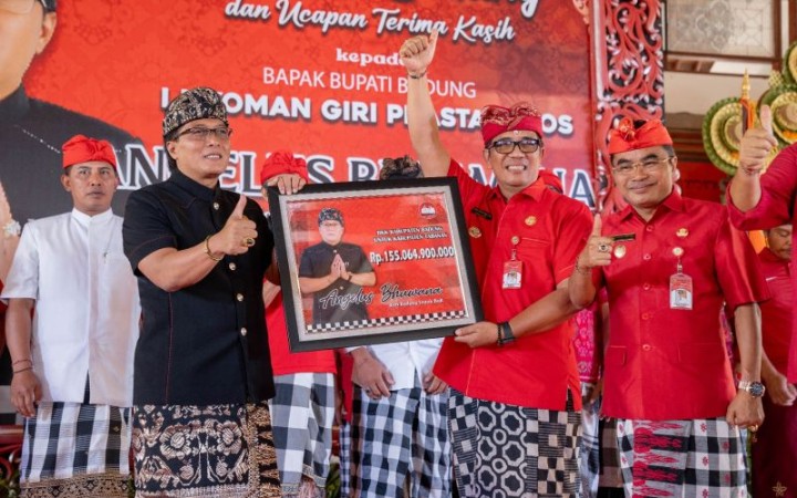 Bupati Badung I Nyoman Giri Prasta (kiri) menyerahkan dana Hibah dan BKK kepada Bupati Tabanan I Komang Gede Sanjaya di Gedung Ketut Maria Tabanan, Senin (30/10/2023). (foto: gemabali/ antara)
