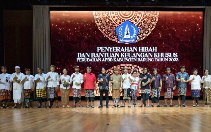 Bupati Badung I Nyoman Giri Prasta menyerahkan dana Hibah dan BKK kepada Badan/Lembaga Nirlaba yang telah memiliki Surat Keterangan Terdaftar se-Kabupaten Badung (foto: gemabali/ antara)