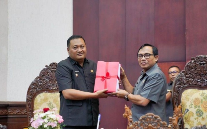 Bupati Gianyar I Made Mahayastra (kiri) menyerahkan dokumen Rancangan APBD Tahun Anggaran 2024 kepada Ketua DPRD Gianyar Wayan Tagel Winarta di Gedung DPRD Gianyar, Bali (foto: gemabali/ antara)