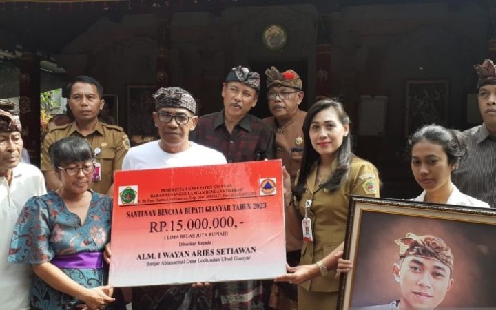Kadisnaker Gianyar Ida Ayu Ketut Surya Adnyani memberikan santunan ke keluarga korban lift jatuh di Ayu Terra Resort yang menewaskan lima pekerjanya (foto: gemabali/ antara)