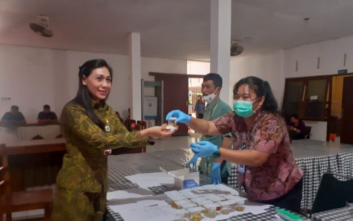 Kepala Dinas Tenaga Kerja Kabupaten Gianyar, Ida Ayu Ketut Surya Adnyani menyerahkan urine nya untuk diperiksa oleh BNN (foto: gemabali/ antara)