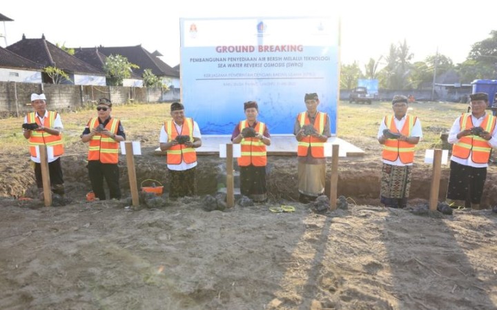 Bupati Klungkung I Nyoman Suwirta (tengah) bersama dengan para pejabat inti pemerintah Kabupaten Klungkung meletakkan batu pertama pembangunan instalasi teknologi pemurnian air