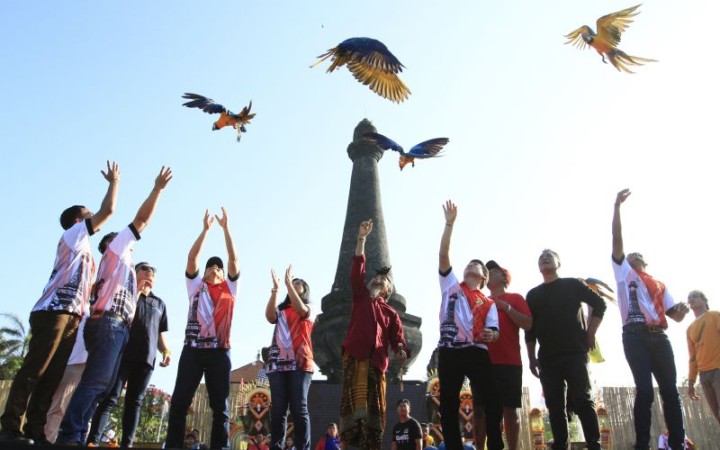 Bupati Klungkung I Nyoman Suwirta beserta jajaran Polres Klungkung melepas Burung Macaw Hyacinth sebagai tanda pembukaan Bhayangkara Klungkung Festival di Monumen Puputan Klungkung, Bali, Rabu (28/6/2023)