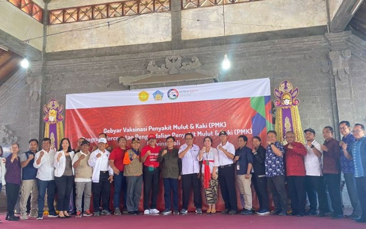 Pembukaan gebyar vaksinasi PMK Baturiti Tabanan, Denpasar, Provinsi Bali, Minggu (foto: gemabali/ antara)