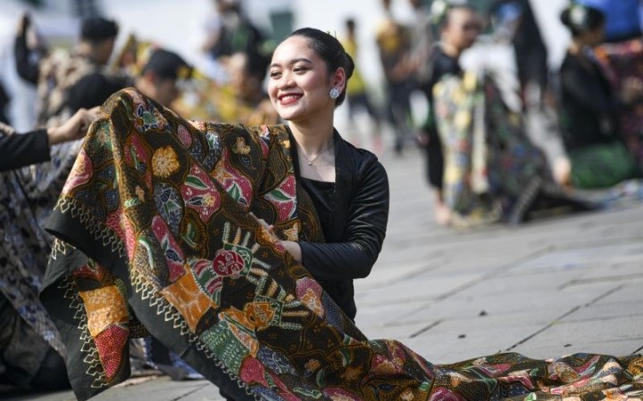 Penari menampilkan tarian batik gobang saat pagelaran Hari Tari Sedunia di kawasan Taman Fatahillah, Kota Tua, Jakarta, Sabtu (foto: gemapos/ antara)