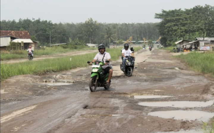 Arsip Foto- Sejumlah pengendara motor sedang melalui jalan rusak menuju Kota Baru, Jati Agung, Lampung Selatan. Lampung (foto: gemapos/ant)