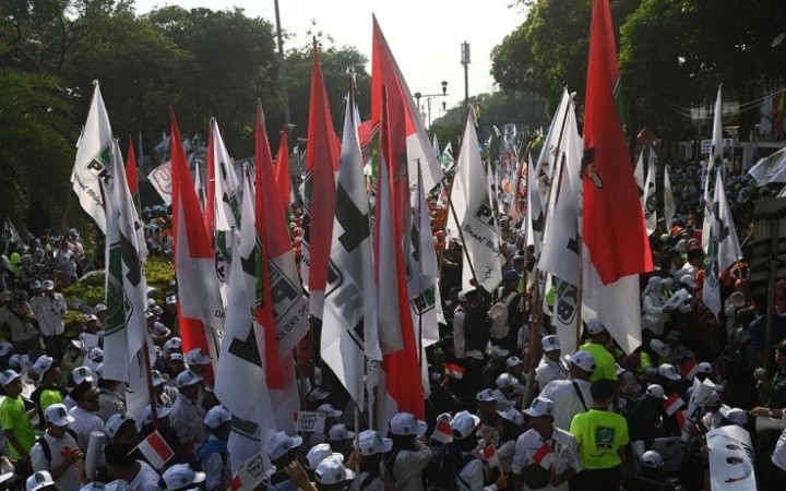 Sejumlah pendukung ikut serta dalam pawai yang mengantar bakal calon presiden Anies Baswedan dan bakal calon wakil presiden Muhaimin Iskandar menuju Gedung KPU di Jakarta, Kamis (19/10/2023). (foto:gemapos/ant)
