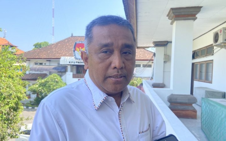 Ketua KPU Bali I Dewa Agung Gede Lidartawan memberika keterangan pers terkait pleno rekapitulasi verifikasi administrasi dokumen bakal calon DPRD Bali Pemilu 2024, di Denpasar, Senin (23/10/2023). (foto: gemabali/ antara)