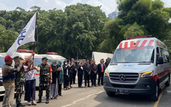 Direktur Utama PT Pertamina Bina Medika IHC drg. Mira Dyah Wahyuni, MARS melepas ambulans untuk mendukung pelaksanaan KTT ke-43 ASEAN 2023 di Pertamina Modular Simprug, Jakarta, Sabtu (2/9/2023). (foto: gempos/ antara)