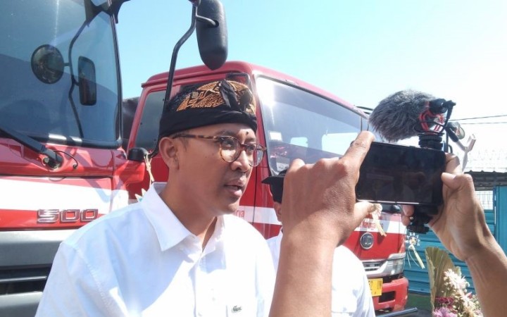 Executive General Manager Pertamina Patra Niaga Regional Jawa Timur, Bali dan Nusa Tenggara Dwi Puja Ariestya diwawancarai awak media setelah peresmian Terminal Aspal Curah (foto: ant)