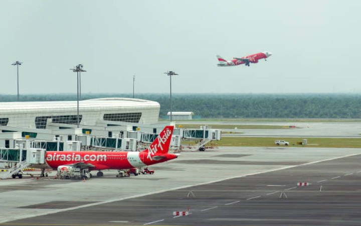 Ilustrasi- Pesawat AirAsia (foto: gemabali/istock)