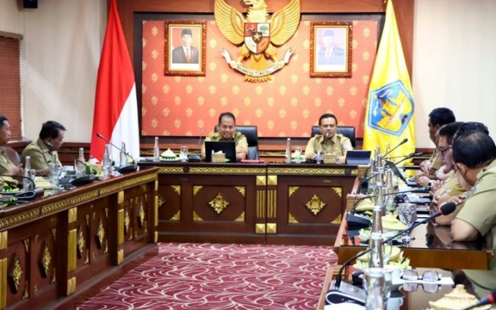 Pj Gubernur Bali Sang Made Mahendra saat pertama kali berkantor di Denpasar, Senin (foto: gemapos/ antara)