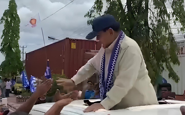 Prabowo Subianto Diarak Menggunakan Mobil dengan Kap Terbuka dan Menyapa Para Pendukungnya. (foto:beritalampung)
