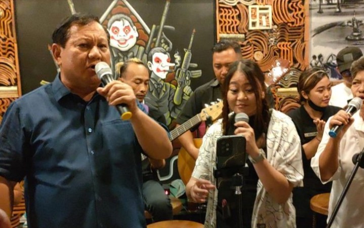 Prabowo Subianto bernyanyi bersama relawan Bolone Mase di Solo, Rabu (9/8/2023) malam. (foto:antara)