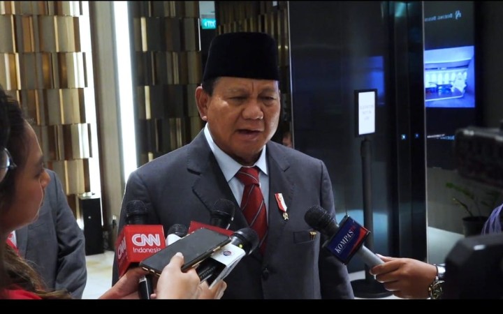 Menhan Prabowo saat diwawancarai usai menjenguk Menko Marves Luhut Binsar Panjaitan, Selasa (21/11/2023). (gemapos)