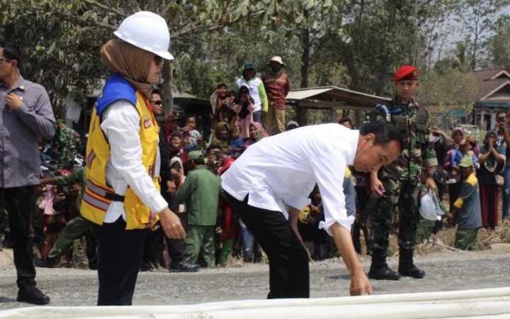 Presiden Joko Widodo tengah memeriksa kualitas beton rigid yang digunakan untuk pembangunan Jalan Inpres Daerah, di Ruas Jalan Simpang Randu-Seputih Surabaya, Lampung Tengah, Jumat (27/10/2023) (foto: gemapos/ant)