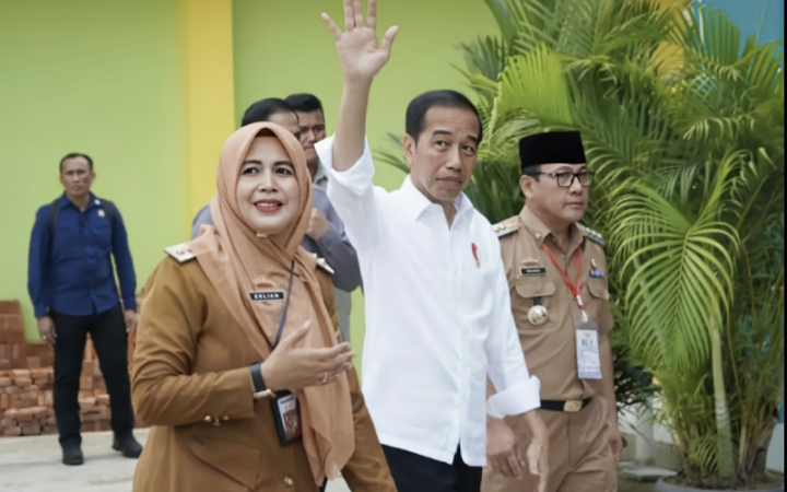 Presiden Jokowi didampingi Wali Kota Metro Wahdi Siradjuddin dan Kepala SMKN 3 saat meninjau fasilitas di SMKN 3 Metro, Lampung, Jumat (27/10/2023). (foto: gemapos/ ant)