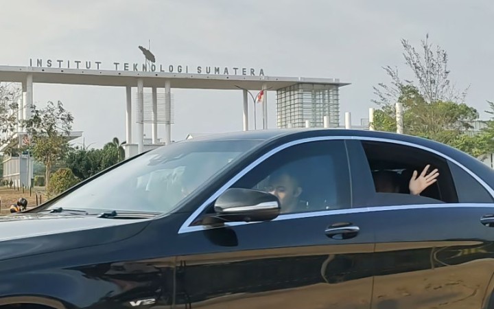 Presiden Joko Widodo melambaikan tangan dari mobil Kepresidenan saat melintasi Jalan Ryacudu untuk menuju lokasi kunjungan kerja selanjutnya. Provinsi Lampung, Jumat, (27/10/2023) (foto: gemapos/ant)