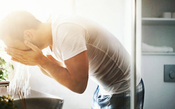 Ilustrasi Pria yang sedang mencuci muka (foto: gemapos/ istock)