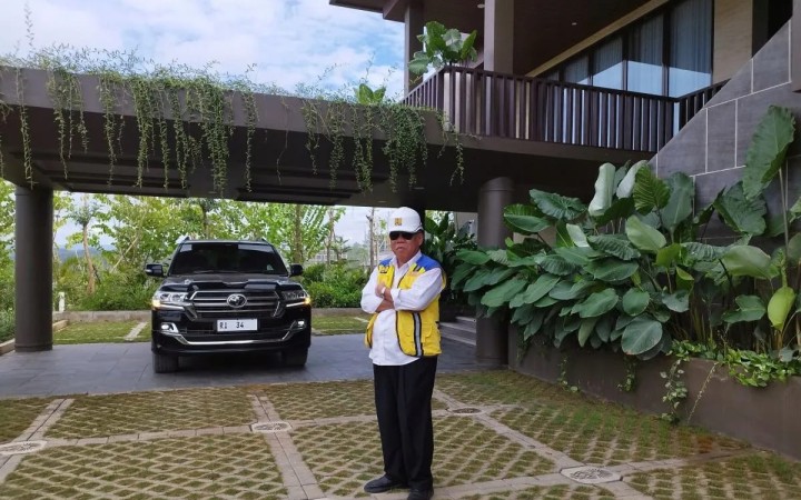 Menteri Pekerjaan Umum dan Perumahan Rakyat Basuki Hadimuljono berswafoto di rumah dinasnya di IKN, Kalimantan Timur, Selasa (7/5/2024). (foto: gemapos/antara)