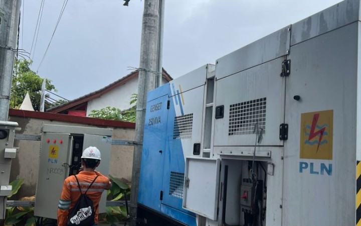 Petugas PT PLN (Persero) melakukan assessment sebelum melakukan installment genset pada trafo distribusi di Nusa Penida, Kabupaten Klungkung, Bali