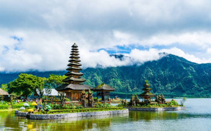Pura Tunjung Beji Ulun Danu Beratan (foto: gemabali/ istock)