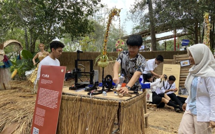 Komunitas Phanes saat mendaur ulang sampah botol menjadi filamen di Jimbafest 2023 dalam rangka Hari Sumpah Pemuda, Badung, Bali, Sabtu (28/10/2023). (foto: gemabali/ antara)