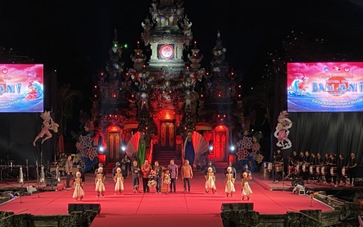 Gubernur Bali Wayan Koster saat menutup Festival Seni Bali Jani (FSBJ) Ke-5 di Denpasar, Minggu (30/7/2023). (foto: ant)