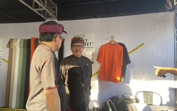 Wakil Gubernur Bali Tjok Oka Artha Ardhana Sukawati saat mengunjungi stan UMKM brand lokal Bali di Pica Fest, Denpasar, Kamis (27/7/2023). (foto: ant)