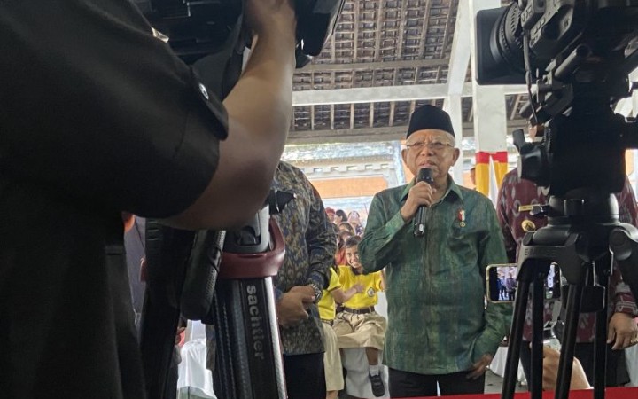 Wakil Presiden Ma’ruf Amin saat menyampaikan keterangan setelah meninjau penanganan stunting di Banjar Mumbul, Kuta Selatan, Kabupaten Badung, Provinsi Bali, Selasa (17/10/2023). (foto: gemabali/ antara)