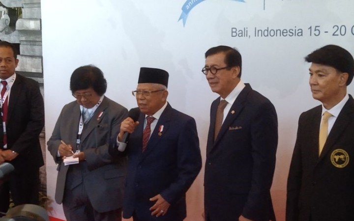 Wakil Presiden Ma’ruf Amin (tengah) sat menyampaikan keterangan pers di sela-sela pembukaan AALCO ke-61 di Nusa Dua, Kabupaten Badung, Bali, Senin (16/10/2023). (foto: gemabali/ antara)