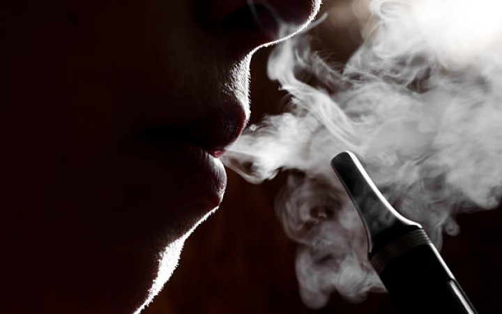Ilustrasi: Seseorang yang sedang menghisap rokok elektrik (foto: gemapos/ istock)